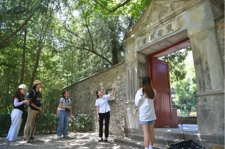 20230905-kaiyun开云官方网站“‘京’彩文化 青春绽放”行动暑期活动纪实-供图-学生们在香山公园双清别墅前听讲解员讲述双清别墅历史.png