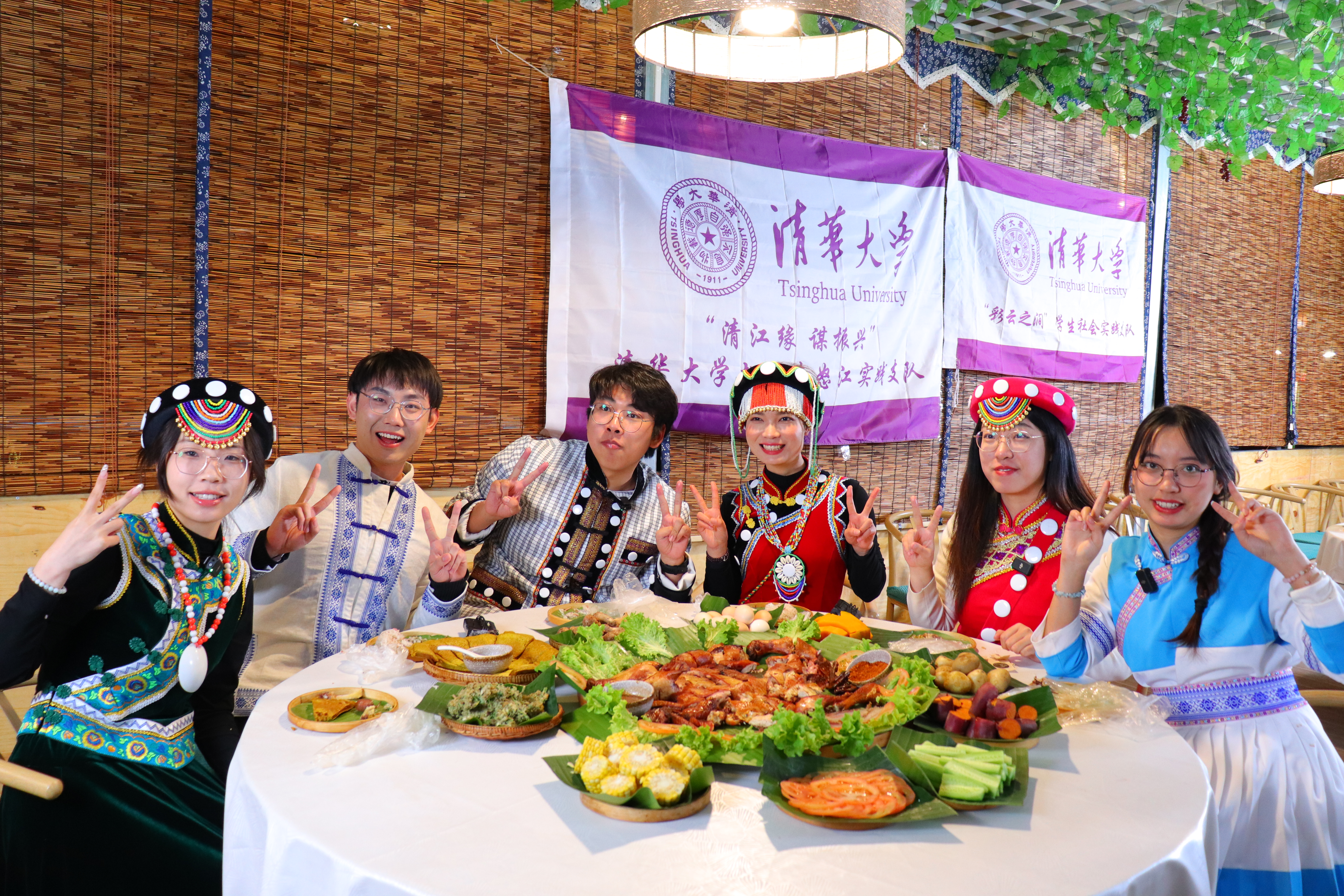 20240301-学思践悟启新程，挺膺担当绘青春——2024 年kaiyun开云官方网站研究生寒假社会实践总结回顾-水利系赴云南怒江实践支队-支队成员在怒江州开展民族特色美食宣传直播.jpg