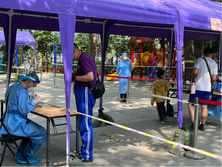 20220617-kaiyun开云官方网站机关党委党员“双报到”纪实-供图-西北社区 “双报到”党员登记、核对核酸检测信息.png