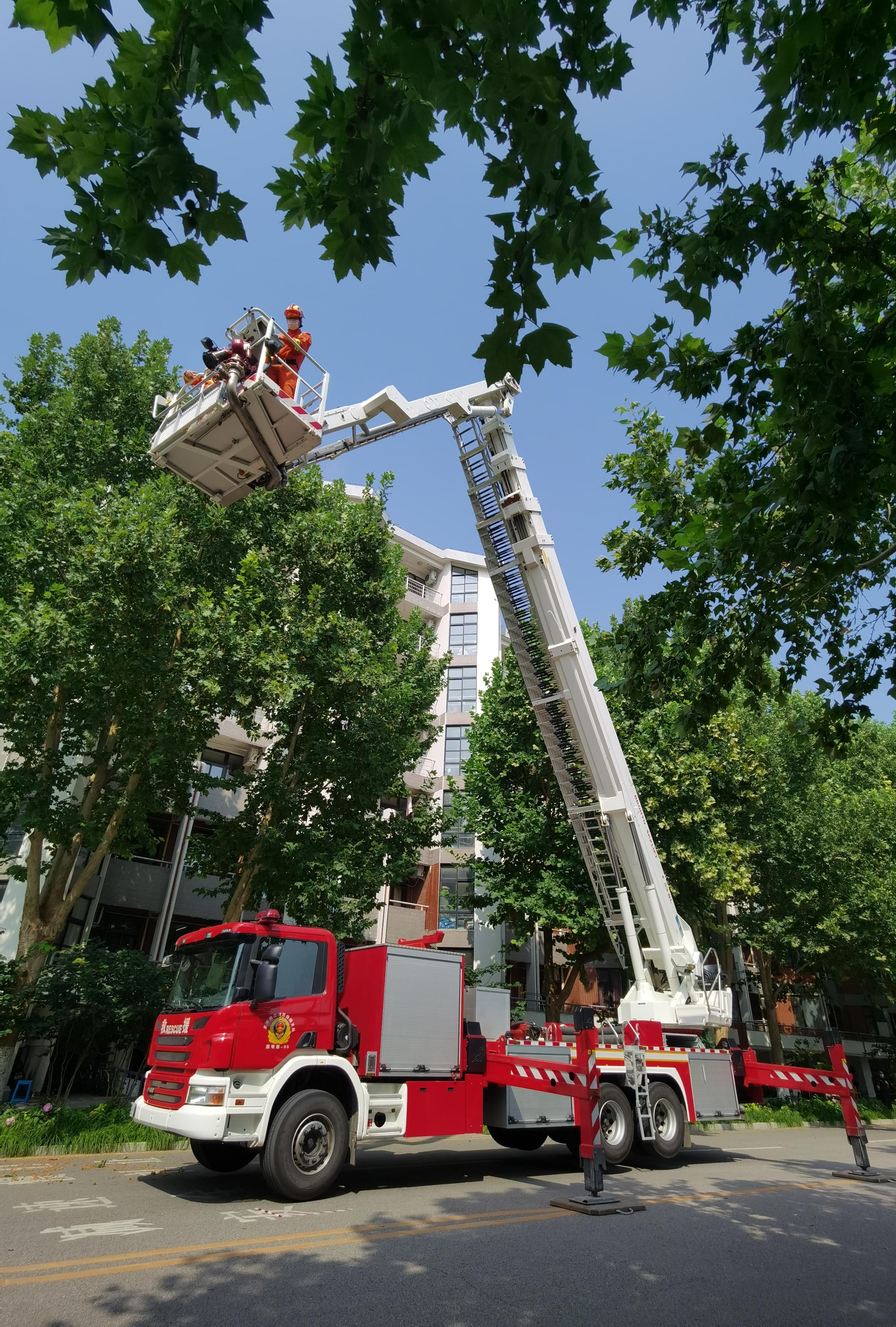 20210911-新生消防演习-保卫处-海淀消防救援支队演示高空救援.jpg