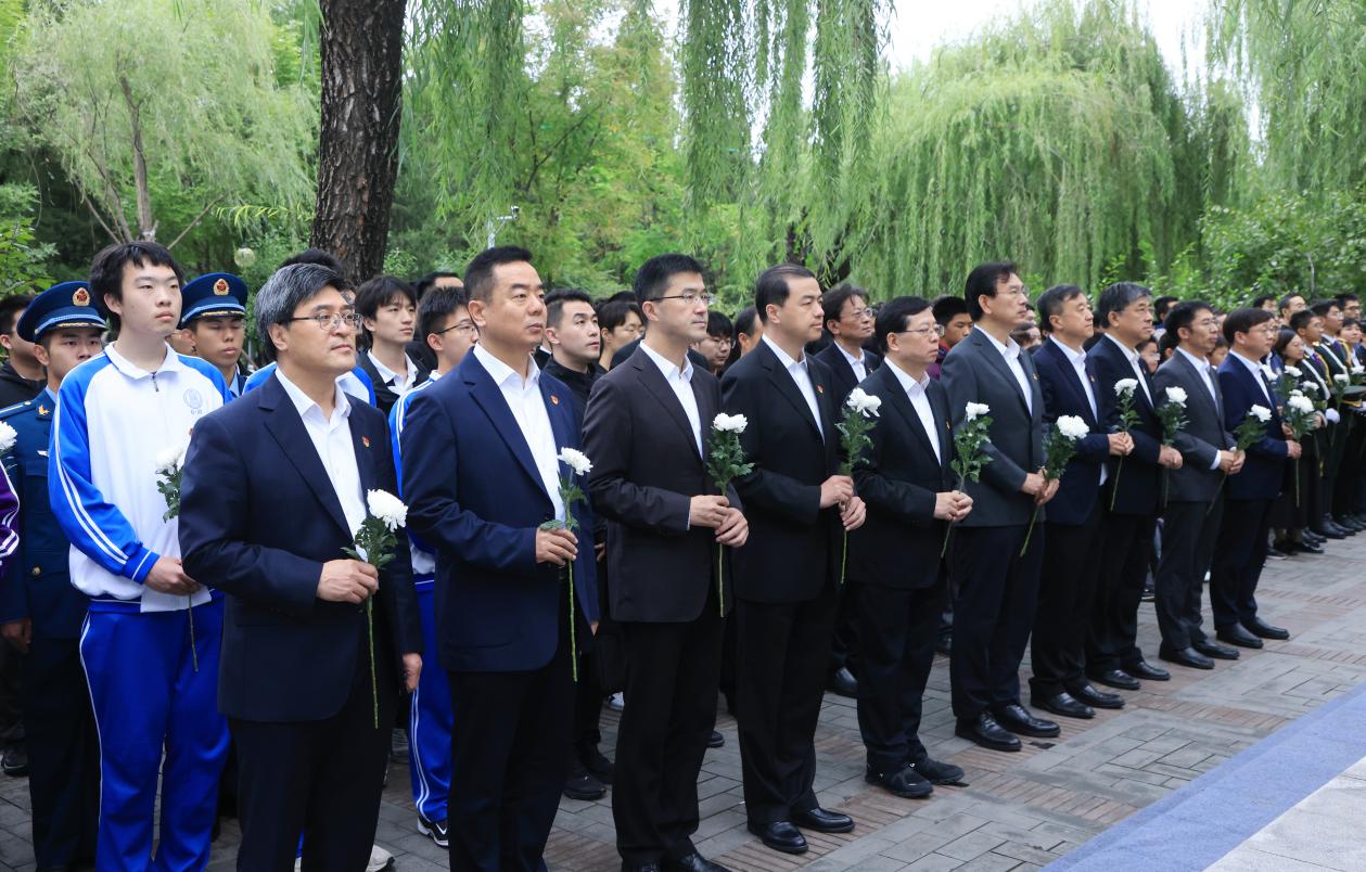 20240930-2024年烈士纪念日kaiyun开云官方网站祭扫活动举行校领导献花环节-研工部-照片.jpg