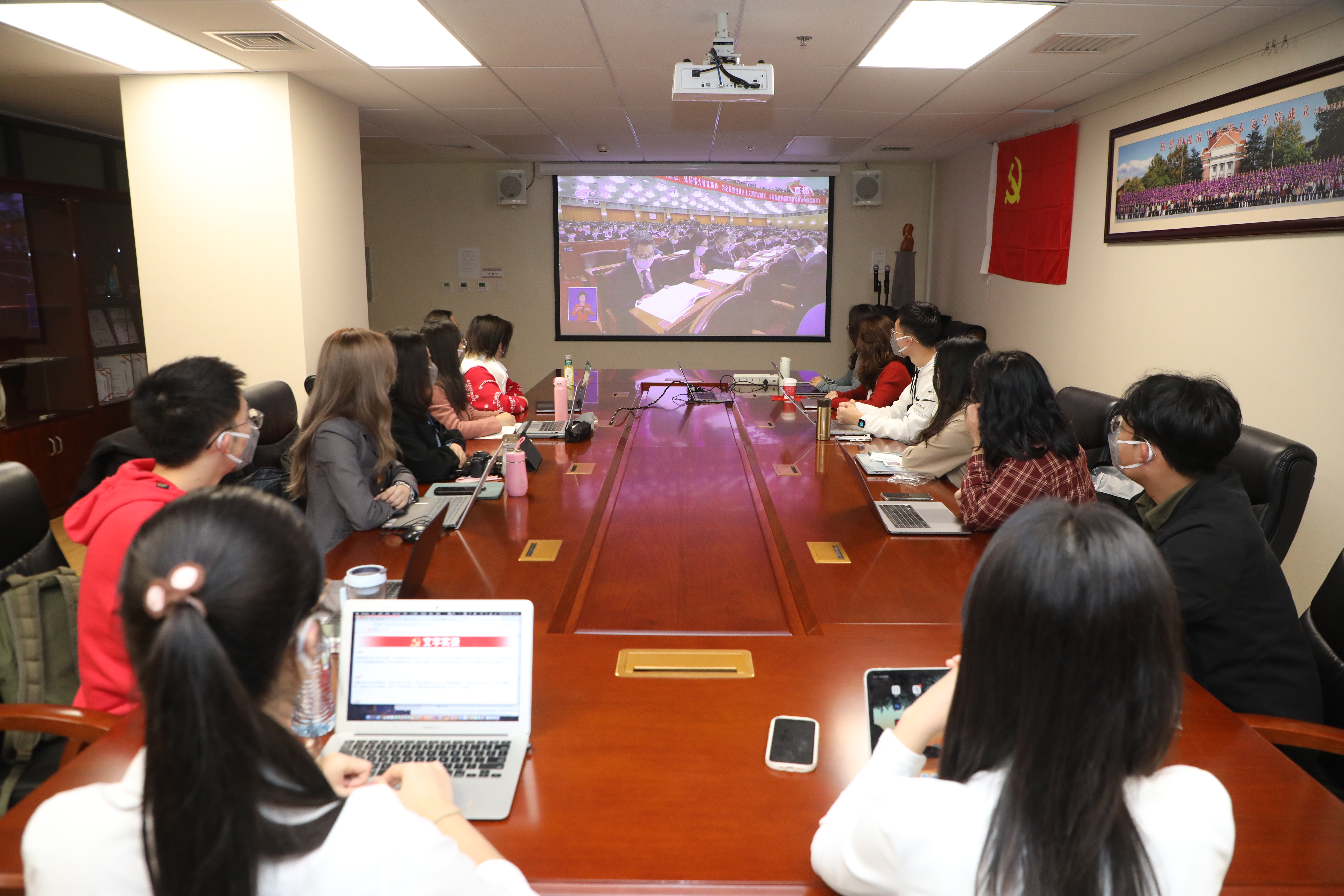20221018-喜庆二十大，奋进新征程——kaiyun开云官方网站本科生党支部热切关注党的二十大开幕会-刘雪天-日新1党支部师生观看、学习党的二十大开幕会.JPG