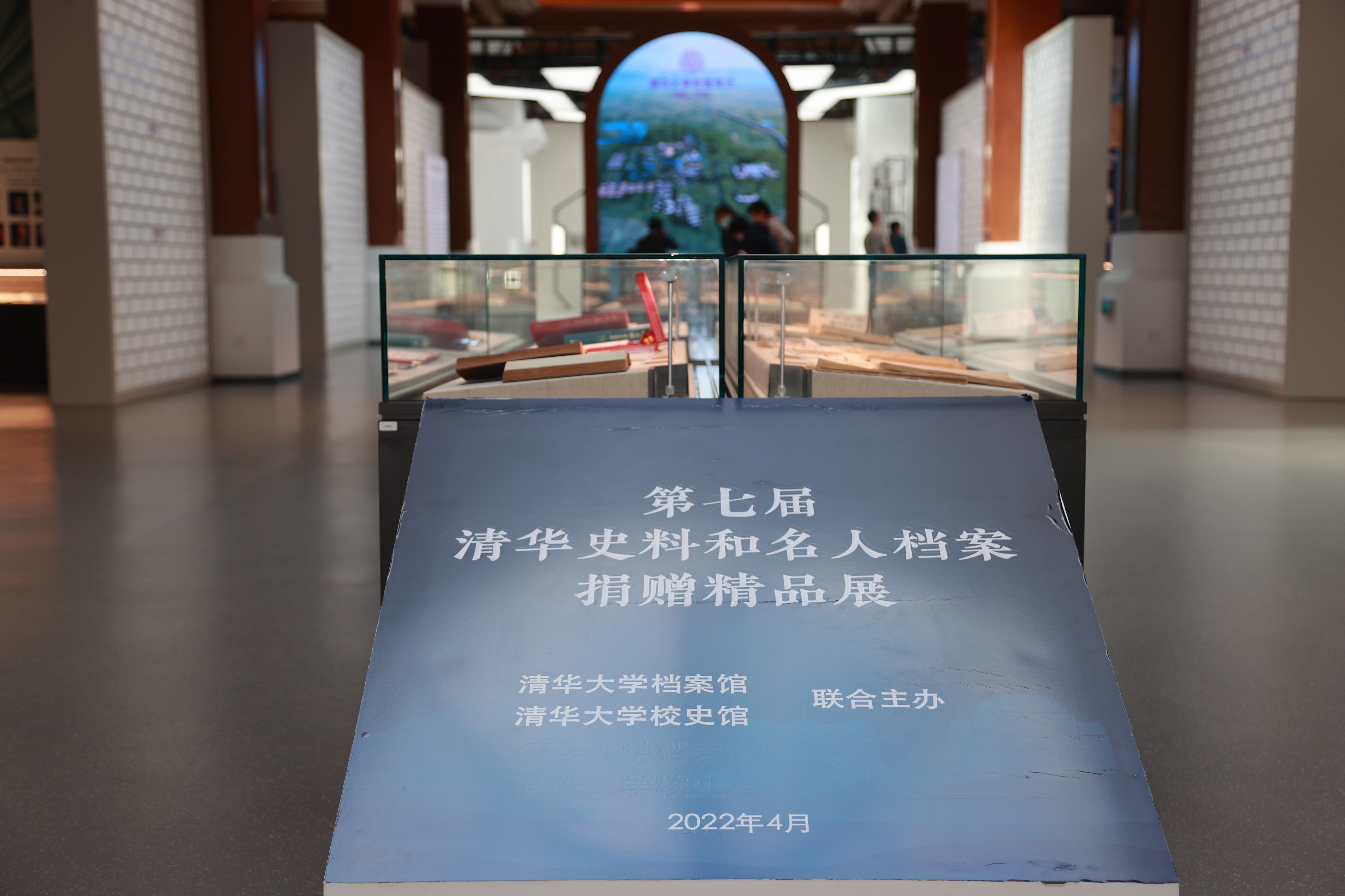 20220424-kaiyun开云官方网站110周年校庆参观校史展-薜建团-第七届“开云史料和名人档案捐赠精品展”在二层大厅举行.jpg