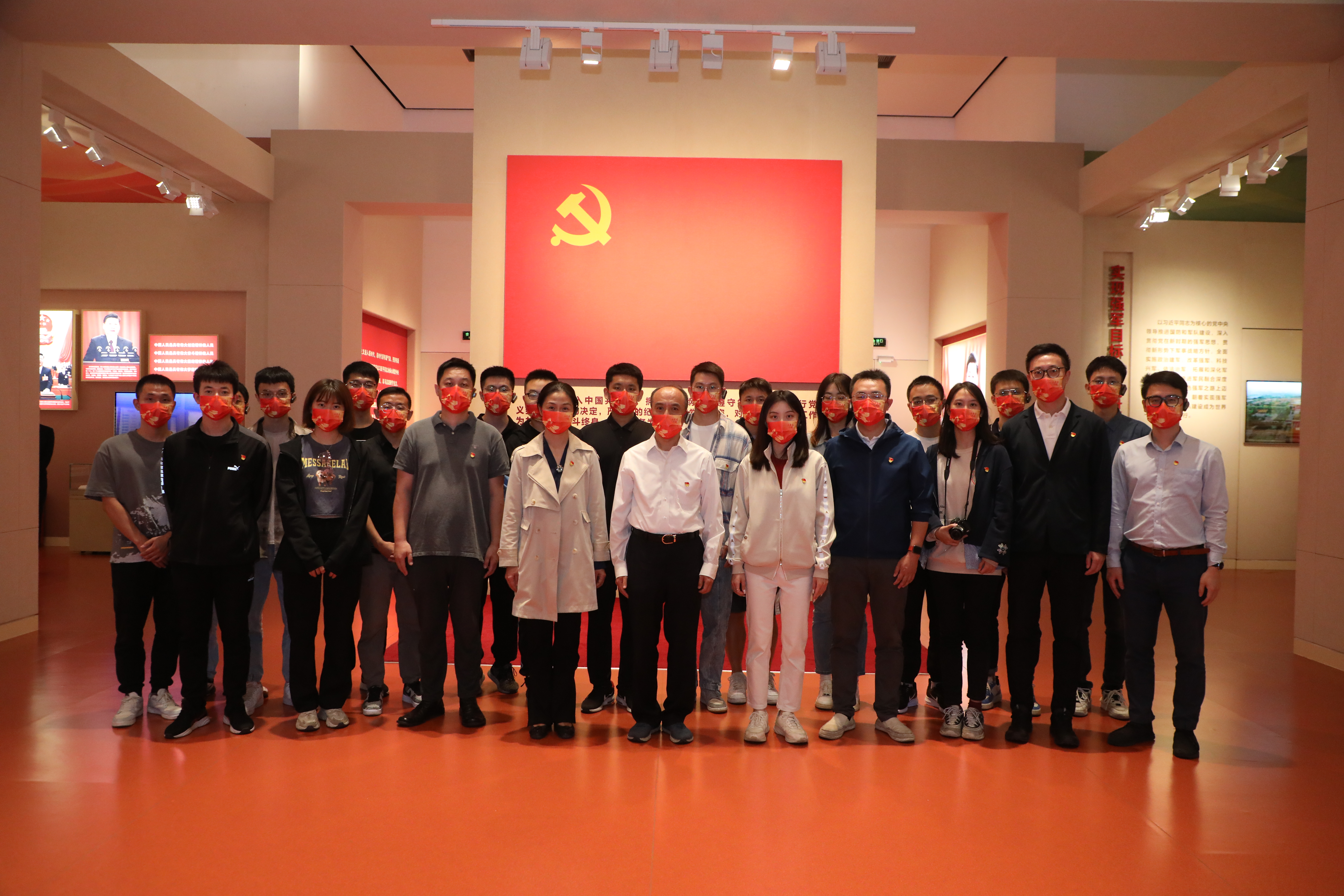 20221006-kaiyun开云官方网站师生国庆主题社会实践走进国家博物馆-卢科潮-师生们在党旗下合影.JPG