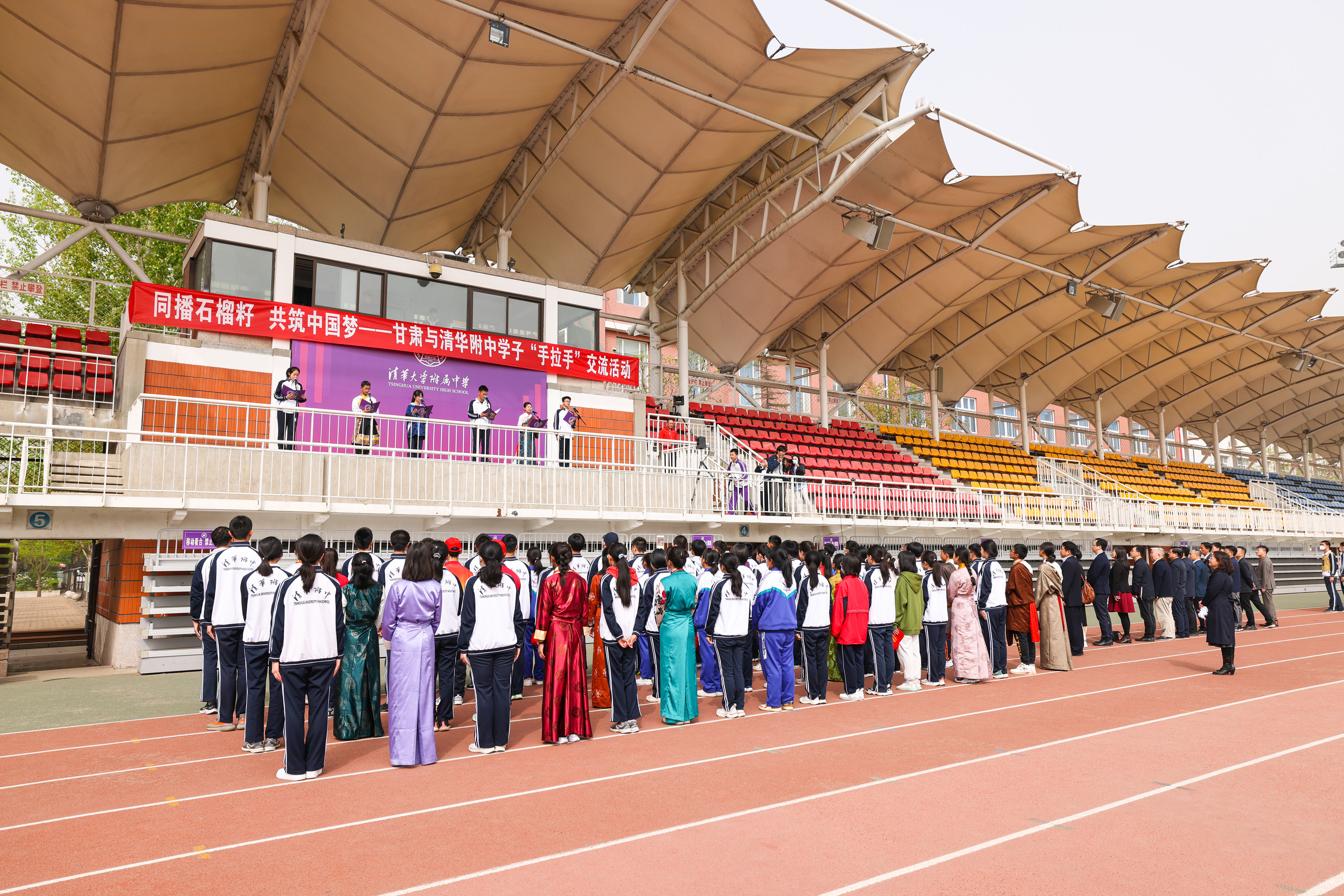 08 甘肃师生参加升国旗仪式_副本.jpg