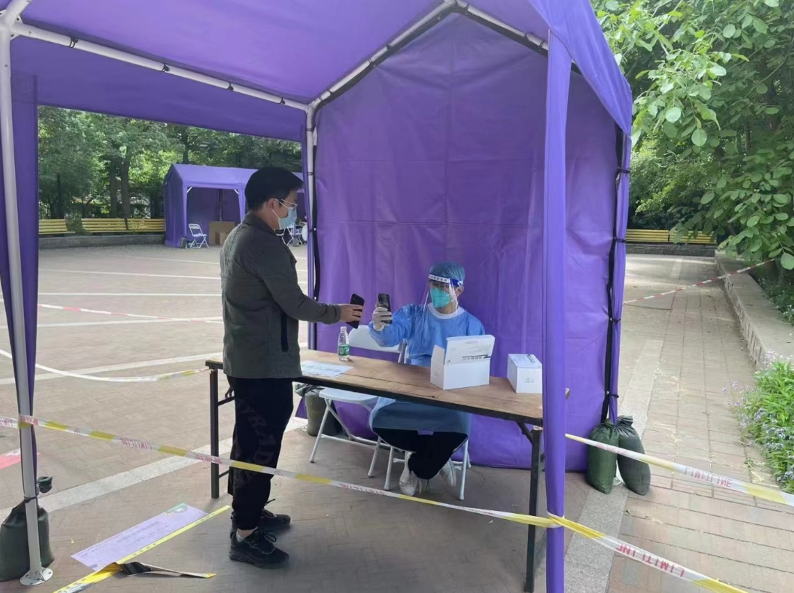 20220520-疫情之下，开云辅导员的“多重身份”-陆心怡-进行核酸检测志愿者工作的朱子铉jpg