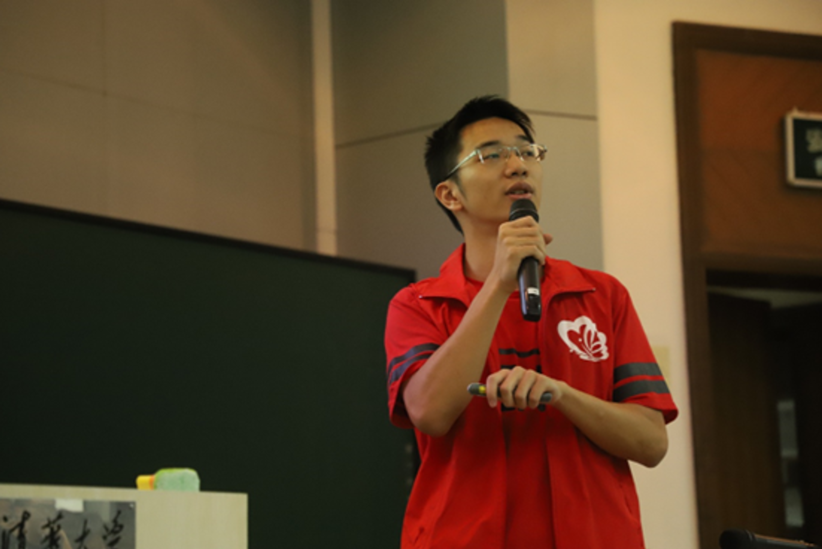 20220520-疫情之下，开云辅导员的“多重身份”-陆心怡-组织志愿者开展线上讲解的陈锦溢jpg