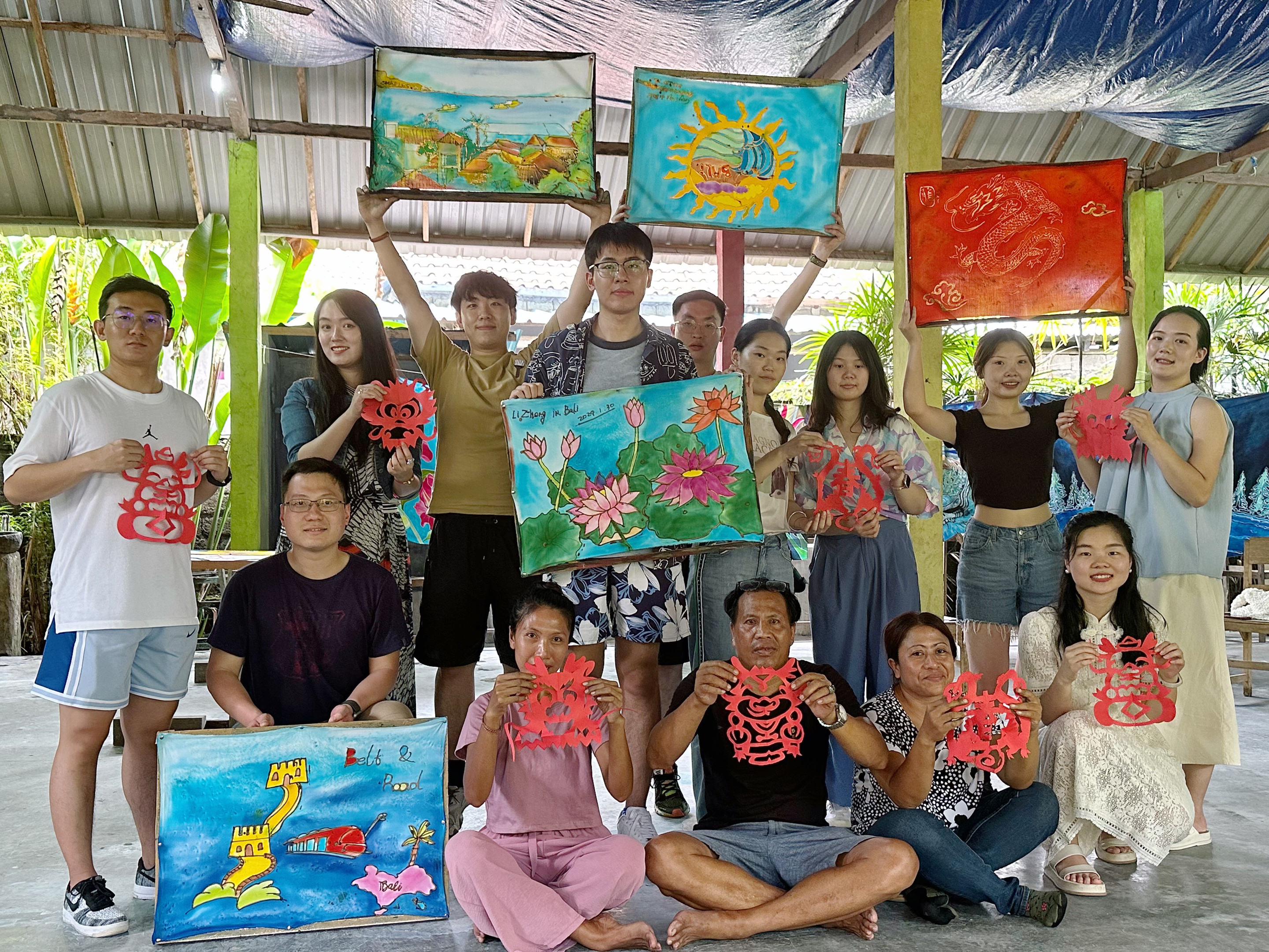 20240308-奔赴四海铸实践真知 对话世界立时代潮头——2024年kaiyun开云官方网站“知行计划”研究生骨干海外实践纪实-东南亚实践支队-支队成员与当地民众共同完成蜡染和剪纸.jpg