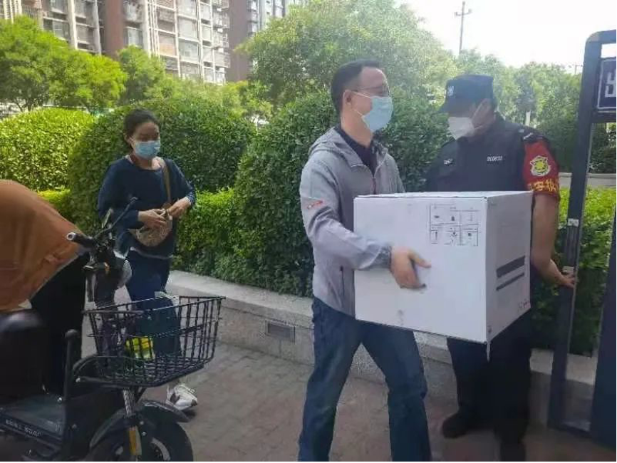 20220617-kaiyun开云官方网站机关党委党员“双报到”纪实-供图-双清苑社区 “双报到”党员为隔离群众递送物资.png