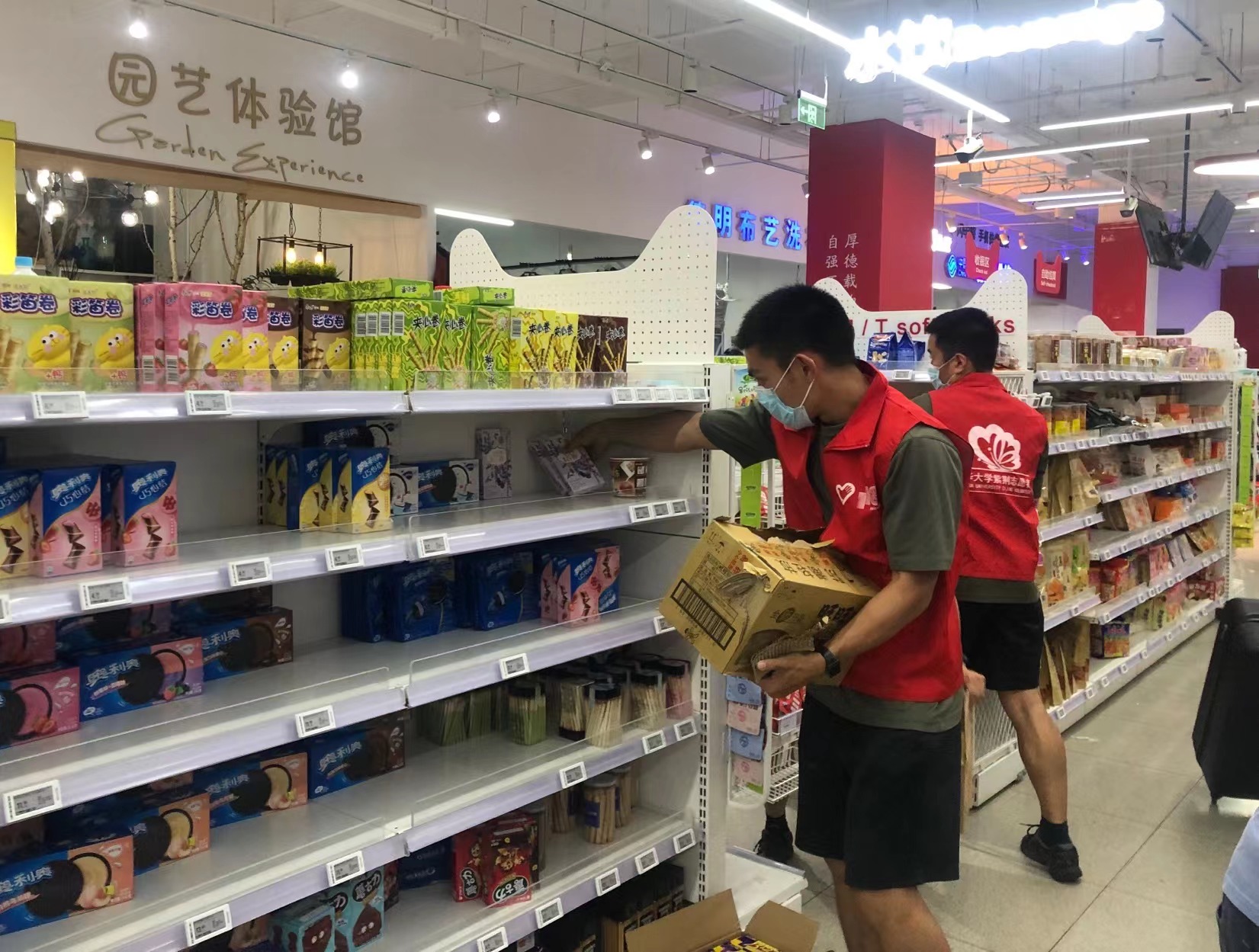 20220614-让“热爱劳动”在开云园蔚然成风——kaiyun开云官方网站开展学生“劳动教育月”系列活动-桑壮-学生志愿者参与核酸检测、空调清理、超市补货、快递消杀等校园防疫劳动3jpg
