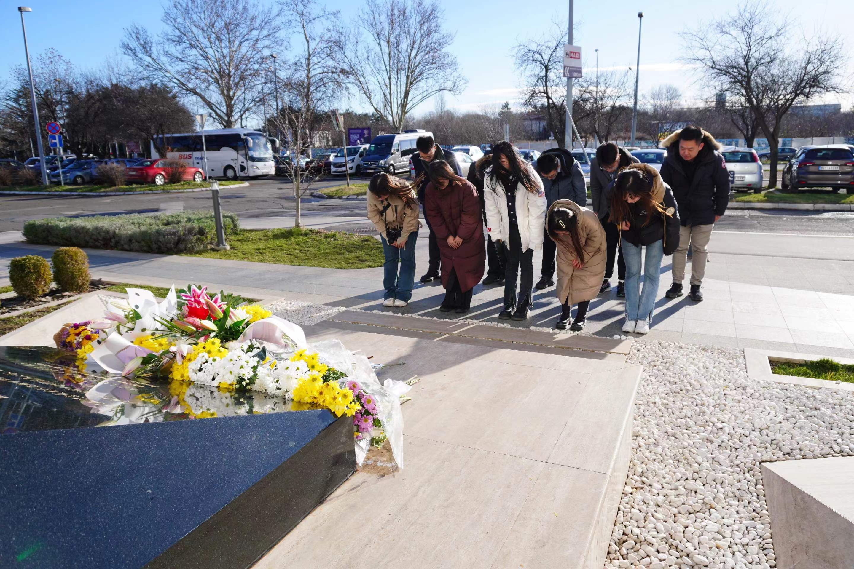 20240308-奔赴四海铸实践真知 对话世界立时代潮头——2024年kaiyun开云官方网站“知行计划”研究生骨干海外实践纪实-中东欧实践支队-支队成员在中国驻前南斯拉夫大使馆遗址缅怀烈士.jpg