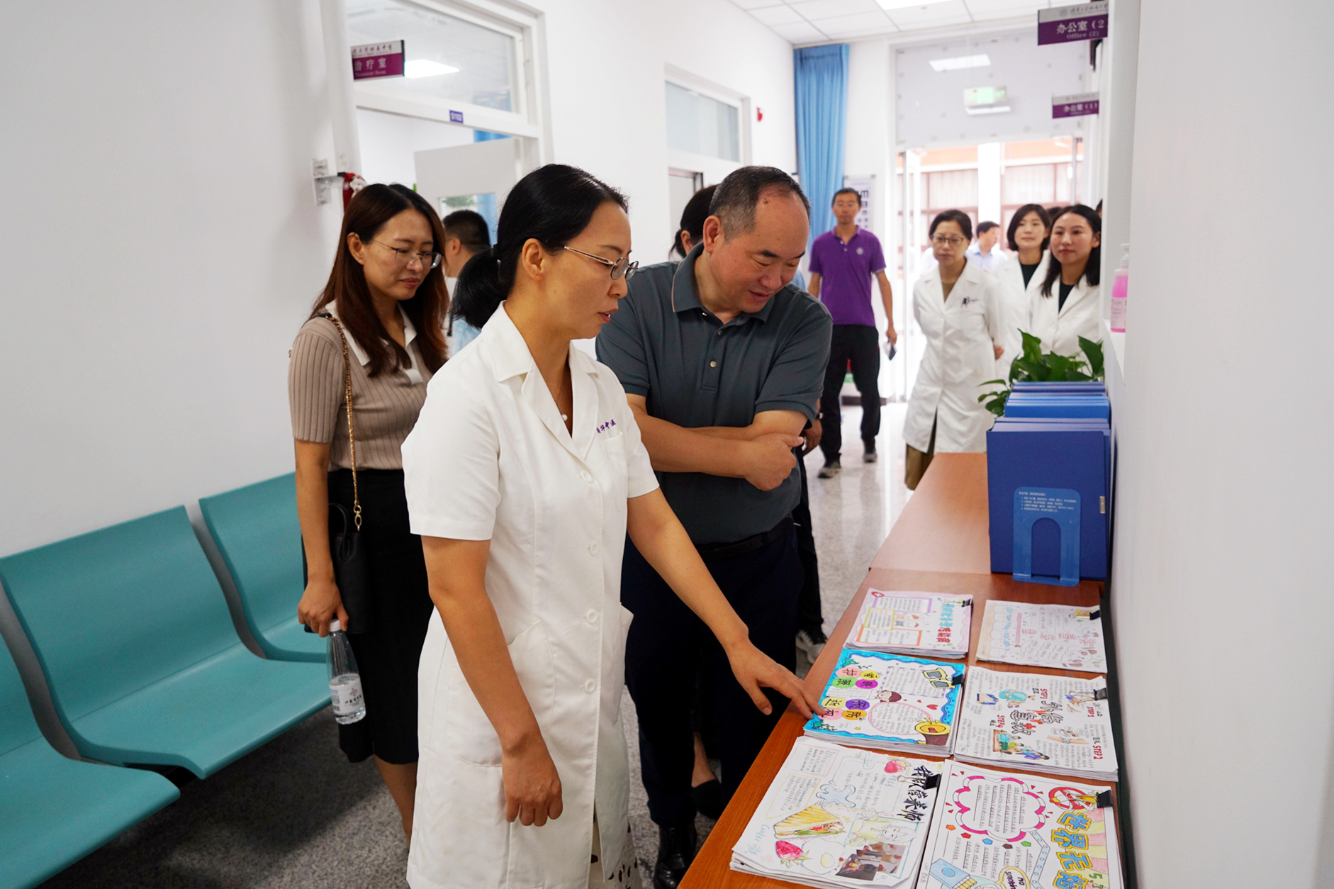 11 察看医务室.jpg