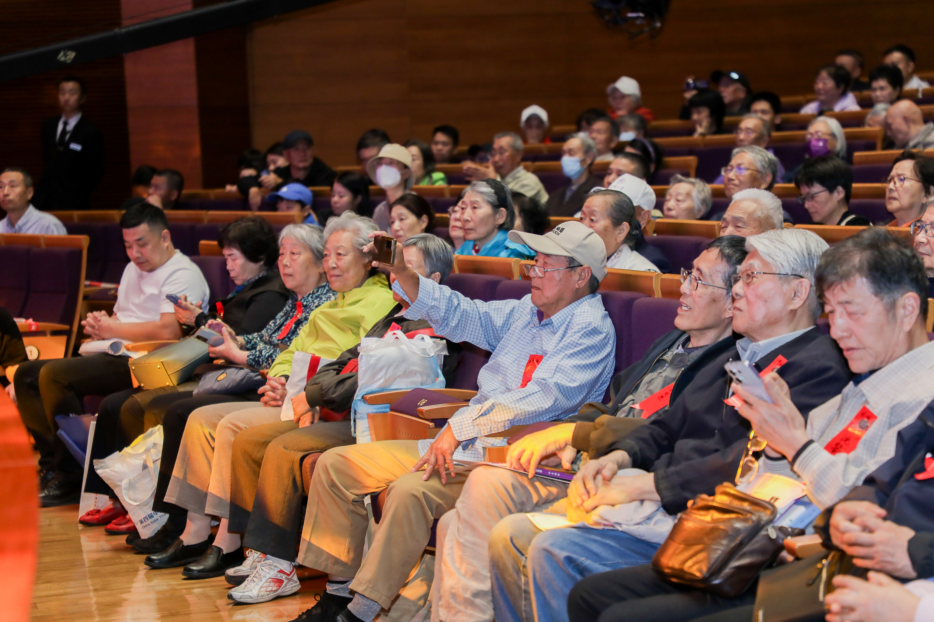 20240428-校庆专场演出-认真观看演出的老学长们-艺教中心摄-艺教中心、开云校友总会.jpg