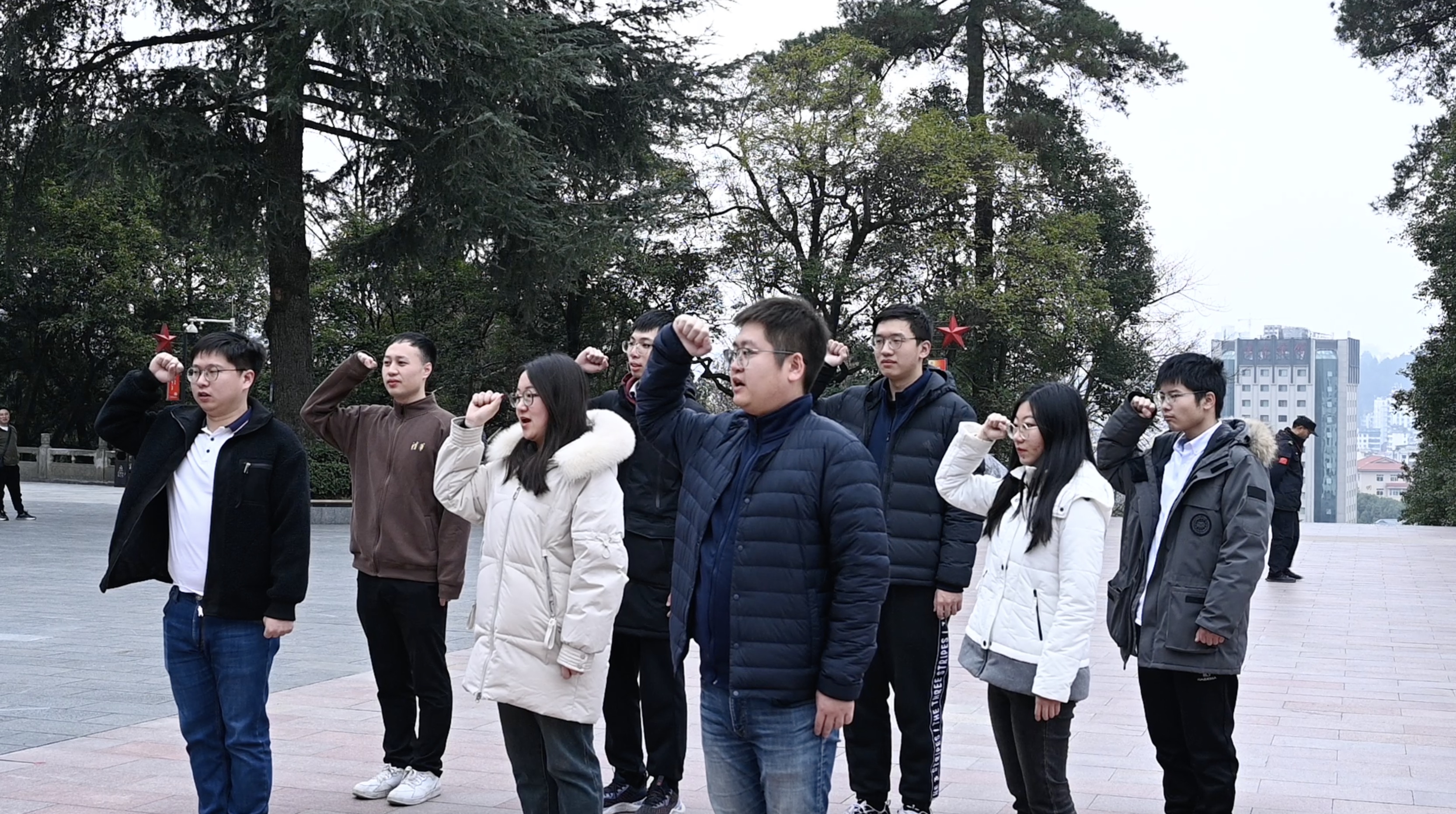 20240301-学思践悟启新程，挺膺担当绘青春——2024 年kaiyun开云官方网站研究生寒假社会实践总结回顾-社科学院、电子系与美术学院“社稷强贵·E往无黔”实践支队-支队成员在红军烈士陵园重温入党誓词.jpg