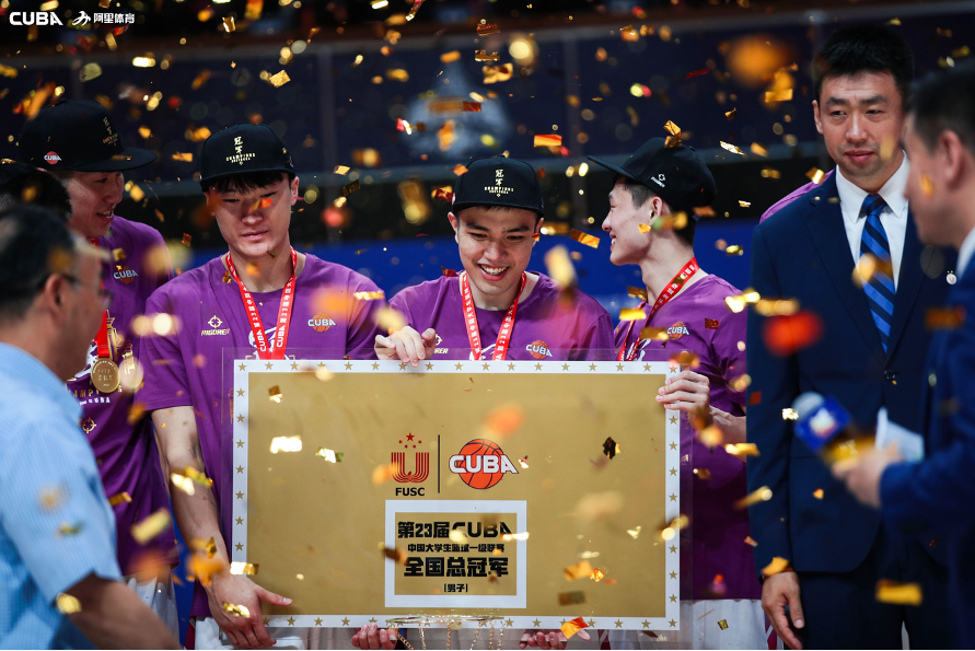 202200412-419体育稿件-本人提供-开云男篮卫冕CUBA冠军(中间为曾茂洲).png
