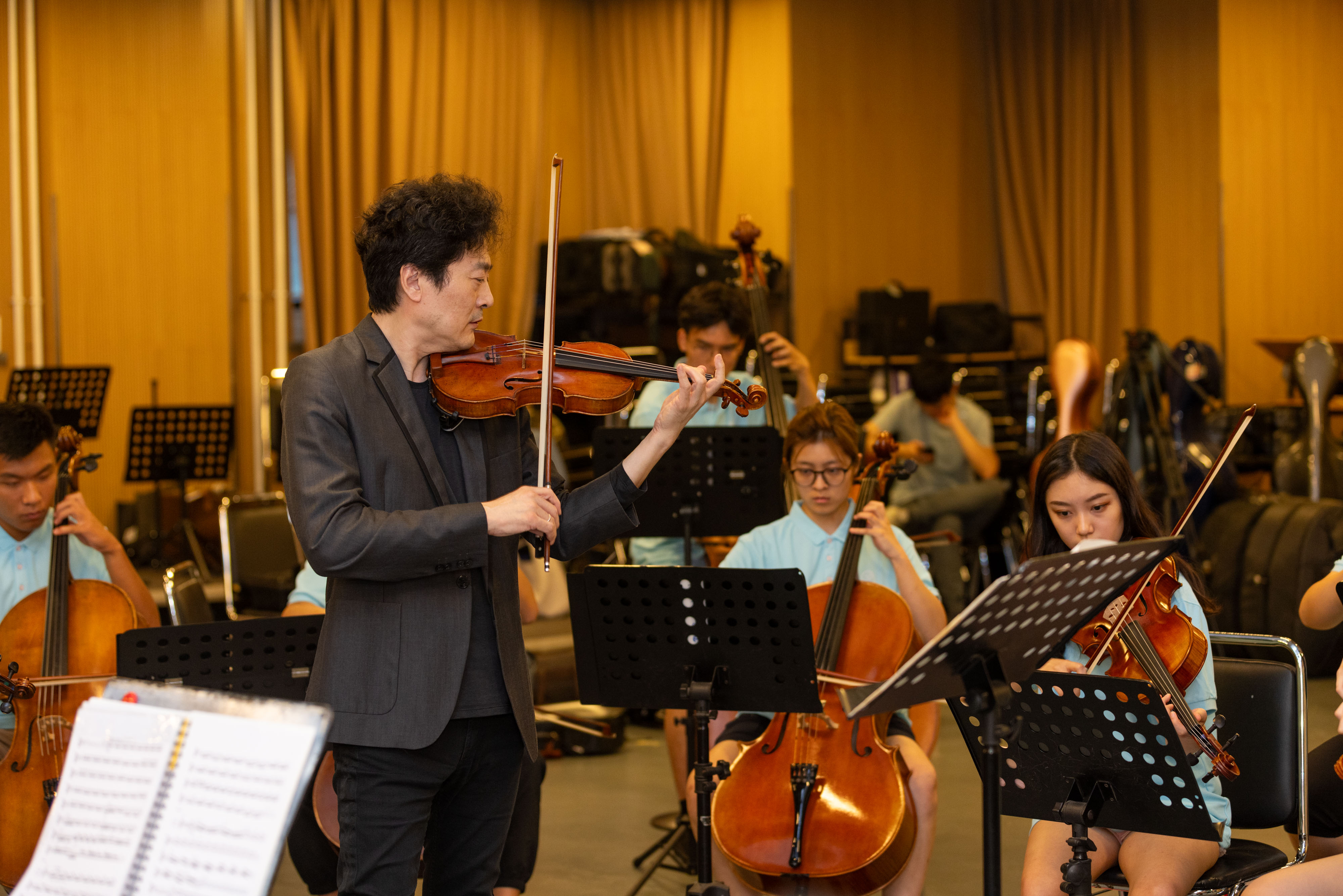 20230713-北京香港开云学生暑期音乐营-艺教中心-吕思清指导学生排练作品.jpg