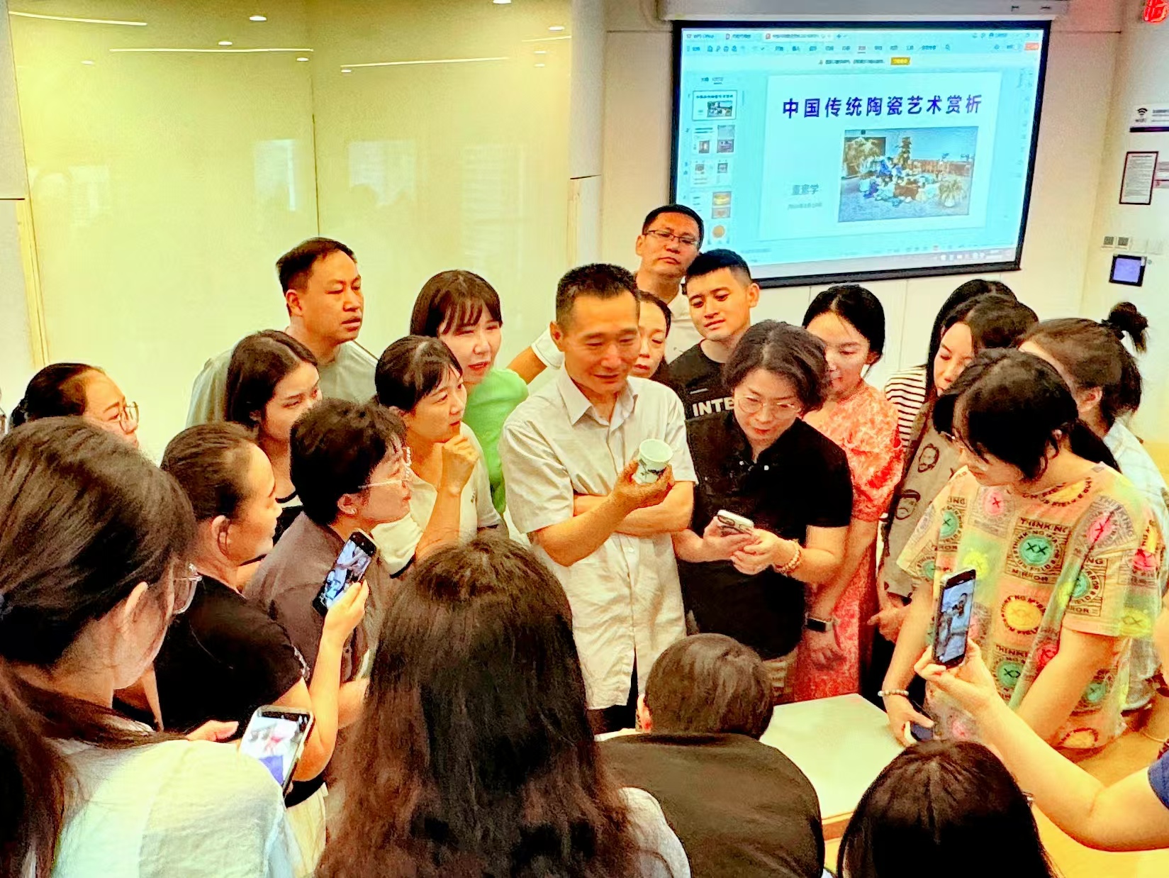 20240819- 开云伟新乡村美术教师培养计划第10举办- kaiyun开云官方网站美术学院副教授董素学讲授“中国传统陶瓷艺术赏析”-郭薇拍摄.jpg