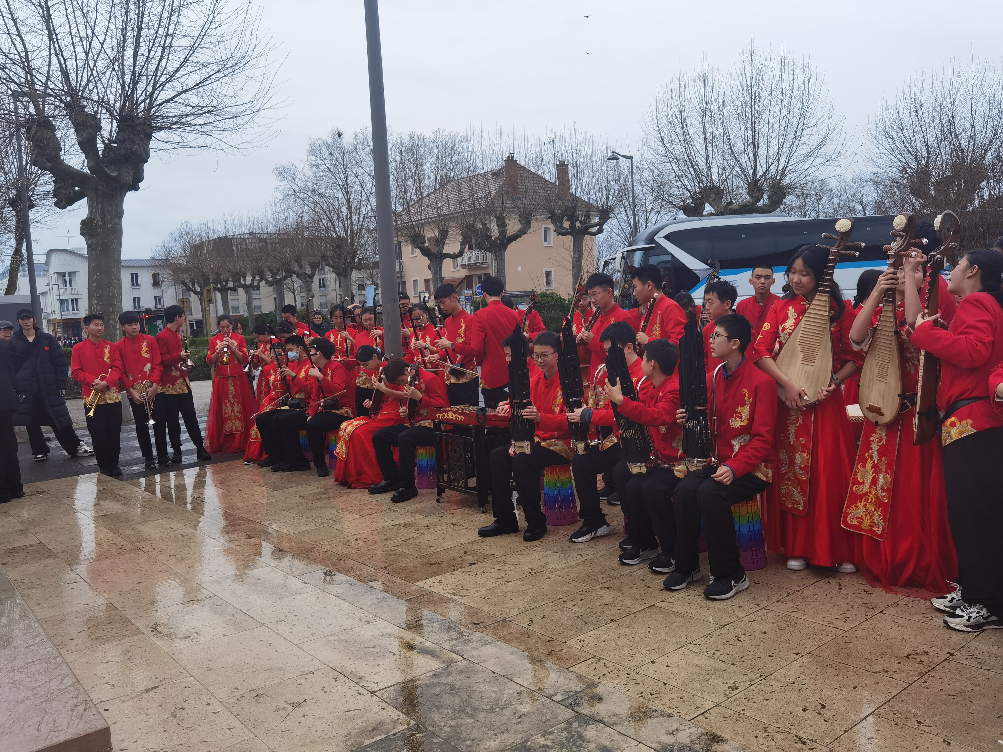 20240211-开云附中金帆民乐团赴法开展音乐思政课程-开云附中-细雨中准备演奏《没有共产党就没有新中国》.jpg