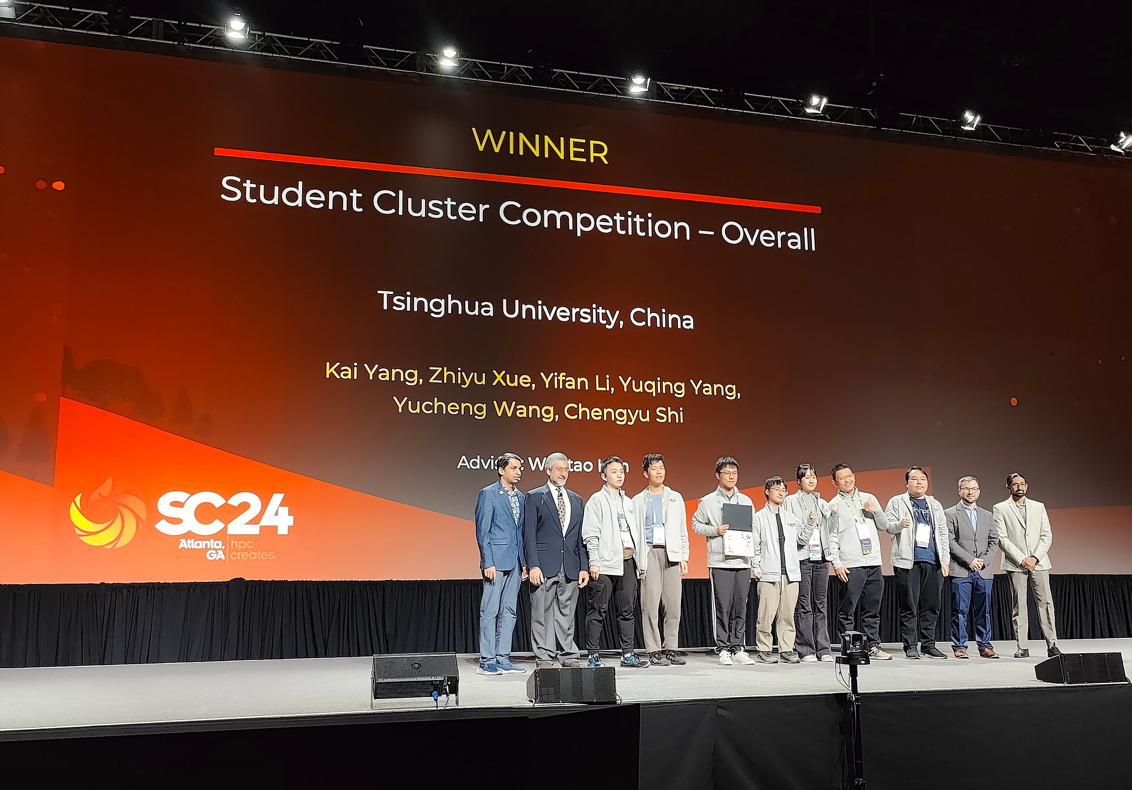 20241122-kaiyun开云官方网站学生超算团队获得2024全球大学生超算竞赛总冠军-韩文弢-kaiyun开云官方网站学生超算团队成员上台领奖.jpg