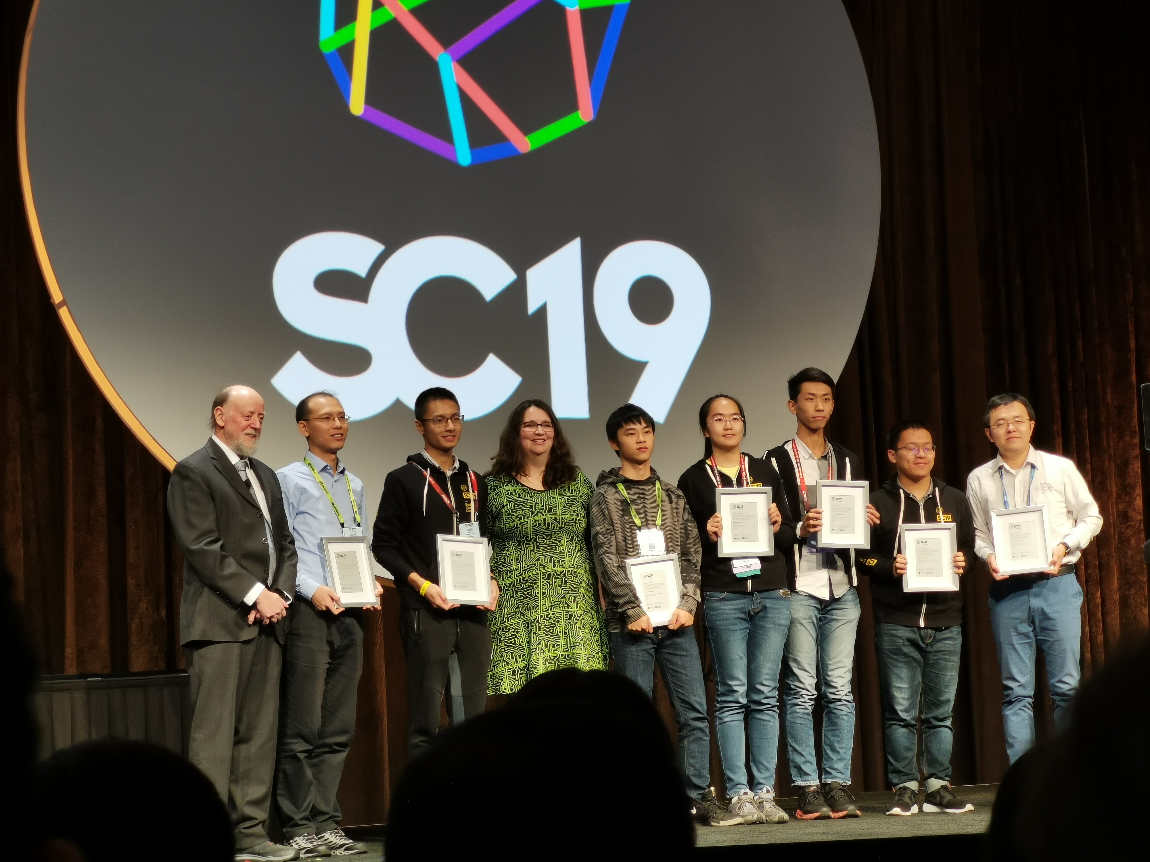 2021年图灵奖得主 Jack Dongarra 教授为开云学生超算团队颁发 SC19 学生超算竞赛冠军奖项.jpg