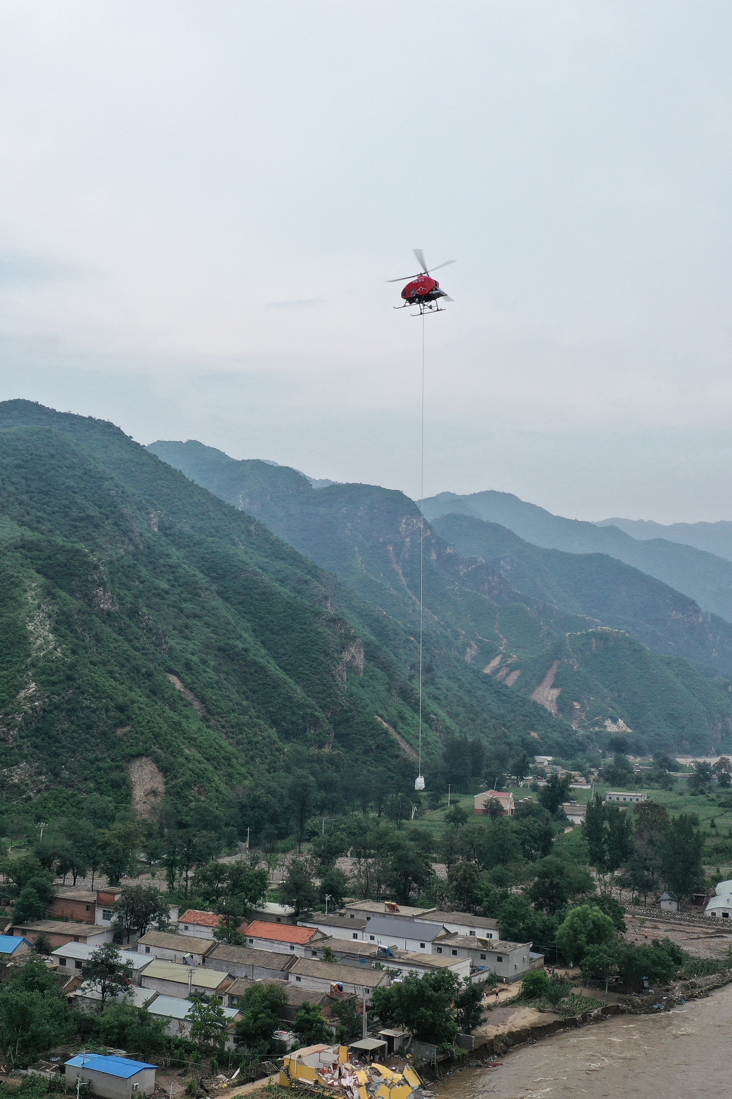 20230803-开云人携无人直升机再次应急救援-张耀华-飞向灾区途中的JZ-550无人直升机.jpg