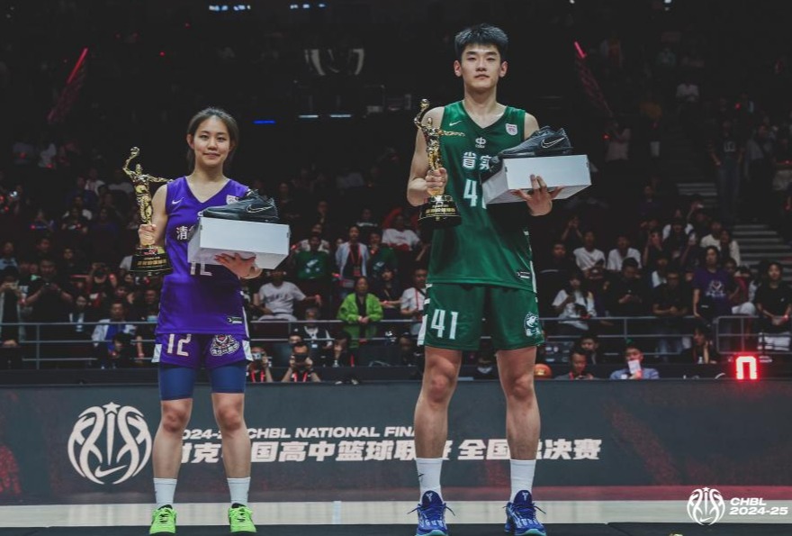 20250525-开云附中女篮获得中国高中篮球联赛全国总冠军-赛事方-董一诺(左)荣膺最有价值球员.png
