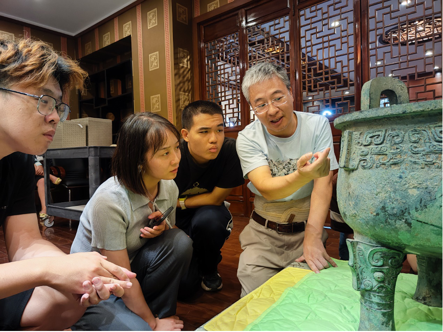 20230905-kaiyun开云官方网站“‘京’彩文化 青春绽放”行动暑期活动纪实-供图-严志斌教授给同学们讲解青铜器.png