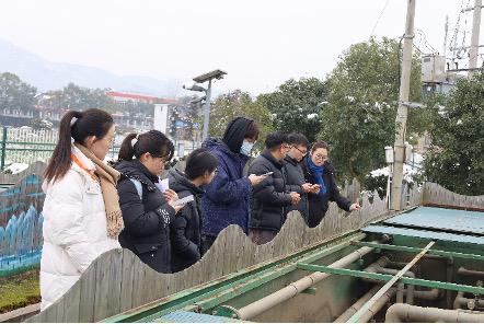 20240219-学思践悟挺膺行,青春建功新时代——2024年kaiyun开云官方网站研究生寒假社会实践纪实(一)-“诗清画宜,心向振兴”实践支队-支队成员调研铃阳湖周边水质提升设施.jpeg