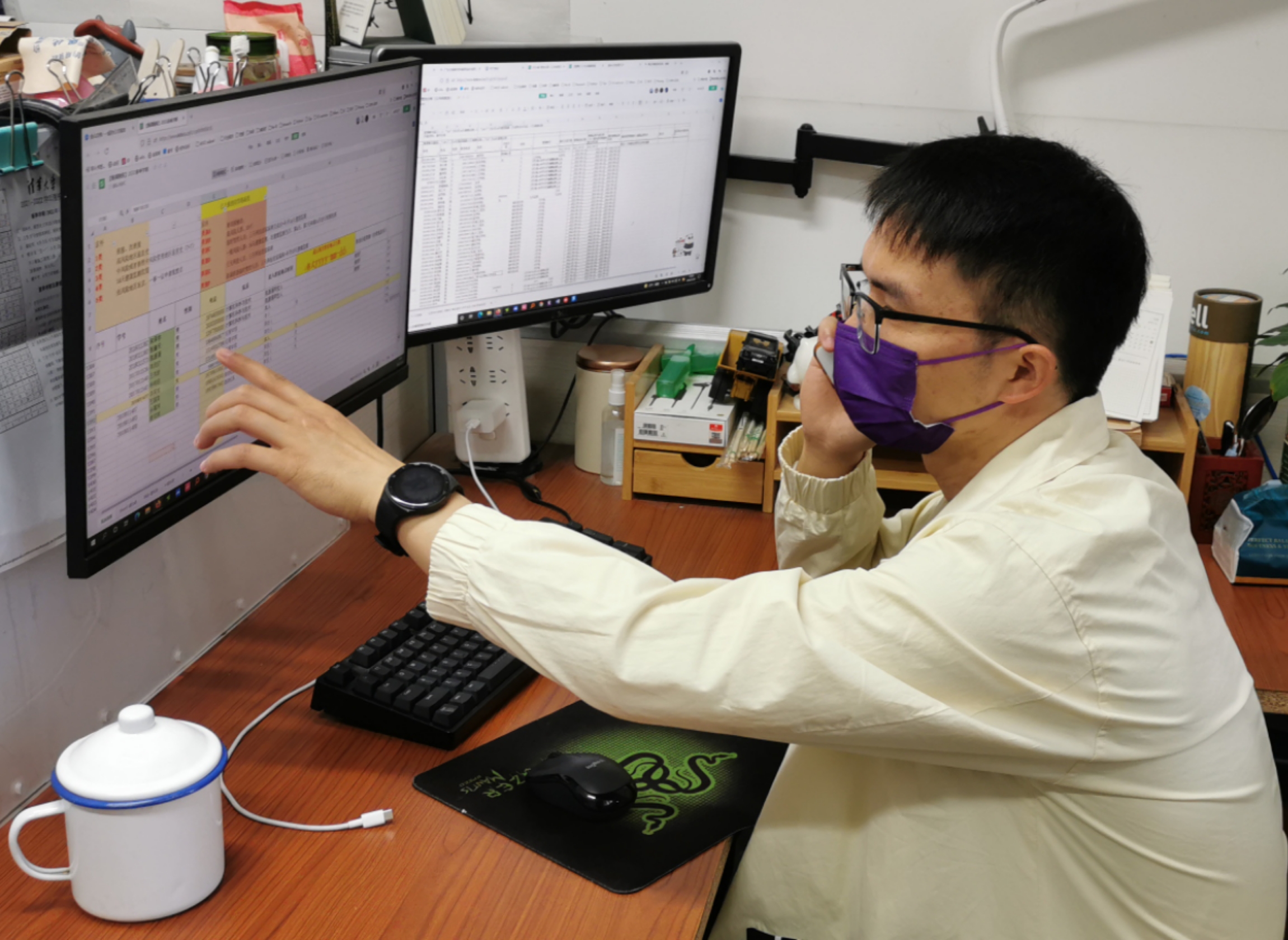 20220520-疫情之下，开云辅导员的“多重身份”-陆心怡-进行疫情风险排查工作的周力jpg