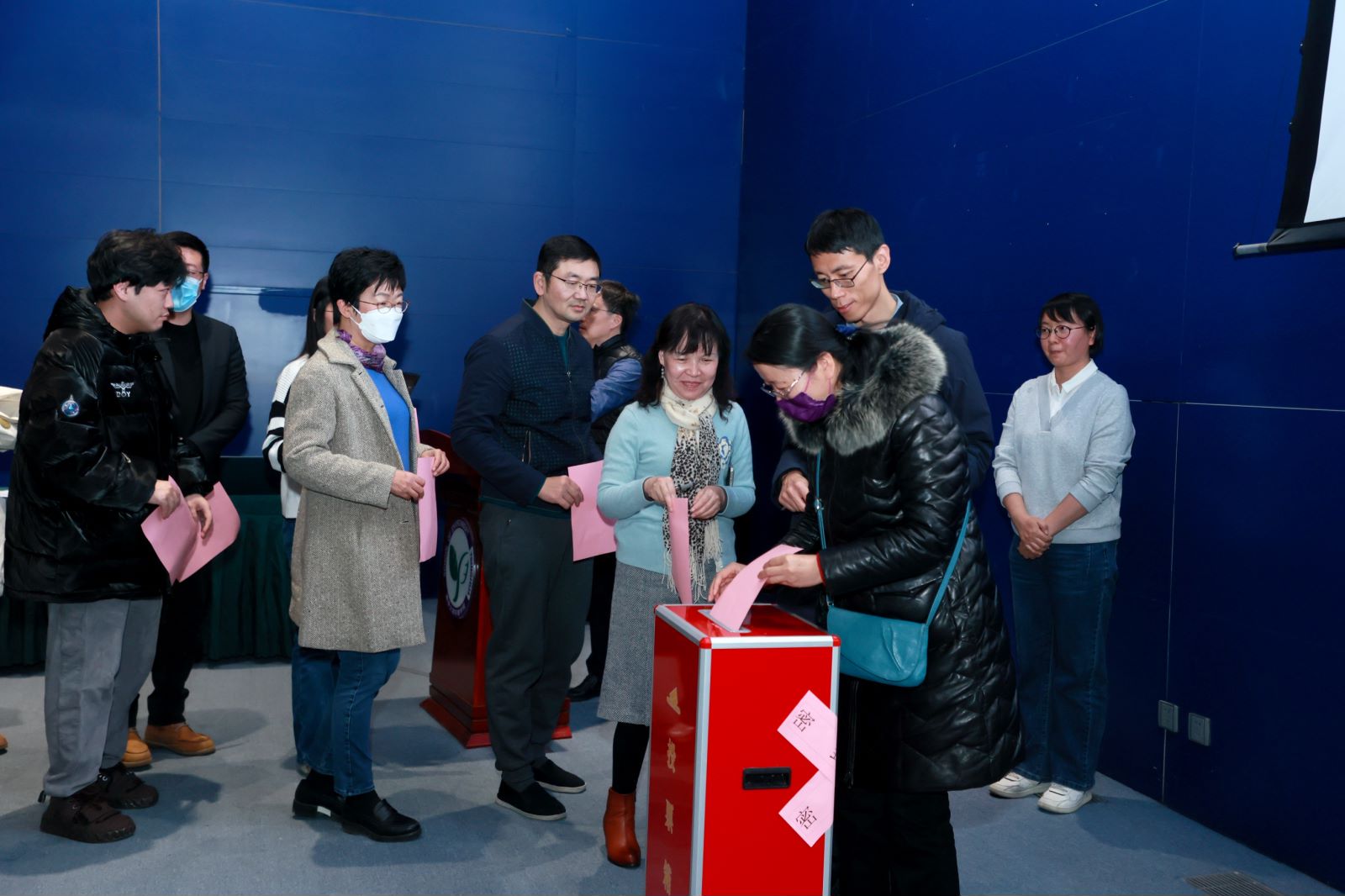 20231214-环境学院召开教职工大会暨第一届教职工代表选举大会-嘉艺-投票现场.jpg