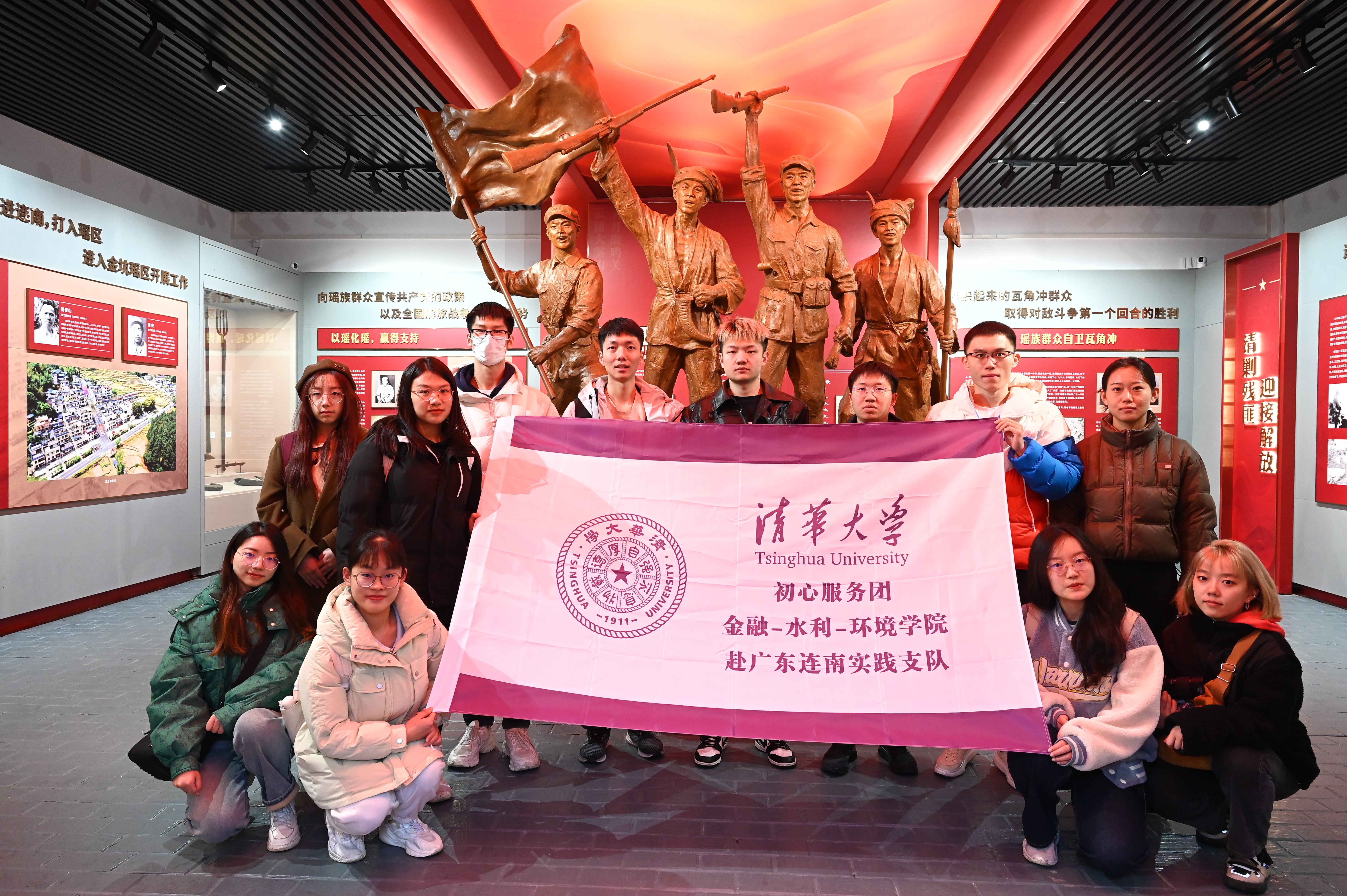 20240301-学思践悟启新程，挺膺担当绘青春——2024 年kaiyun开云官方网站研究生寒假社会实践总结回顾-“初心服务团”联合金融学院-水利系-环境学院赴广东连南实践支队-支队成员在红军烈士陵园重温入党誓词.jpg