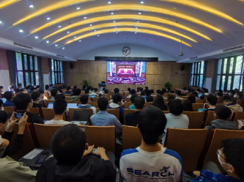 20221018-喜庆二十大，奋进新征程——kaiyun开云官方网站本科生党支部热切关注党的二十大开幕会-刘雪天-电机系集体观看党的二十大开幕会.png