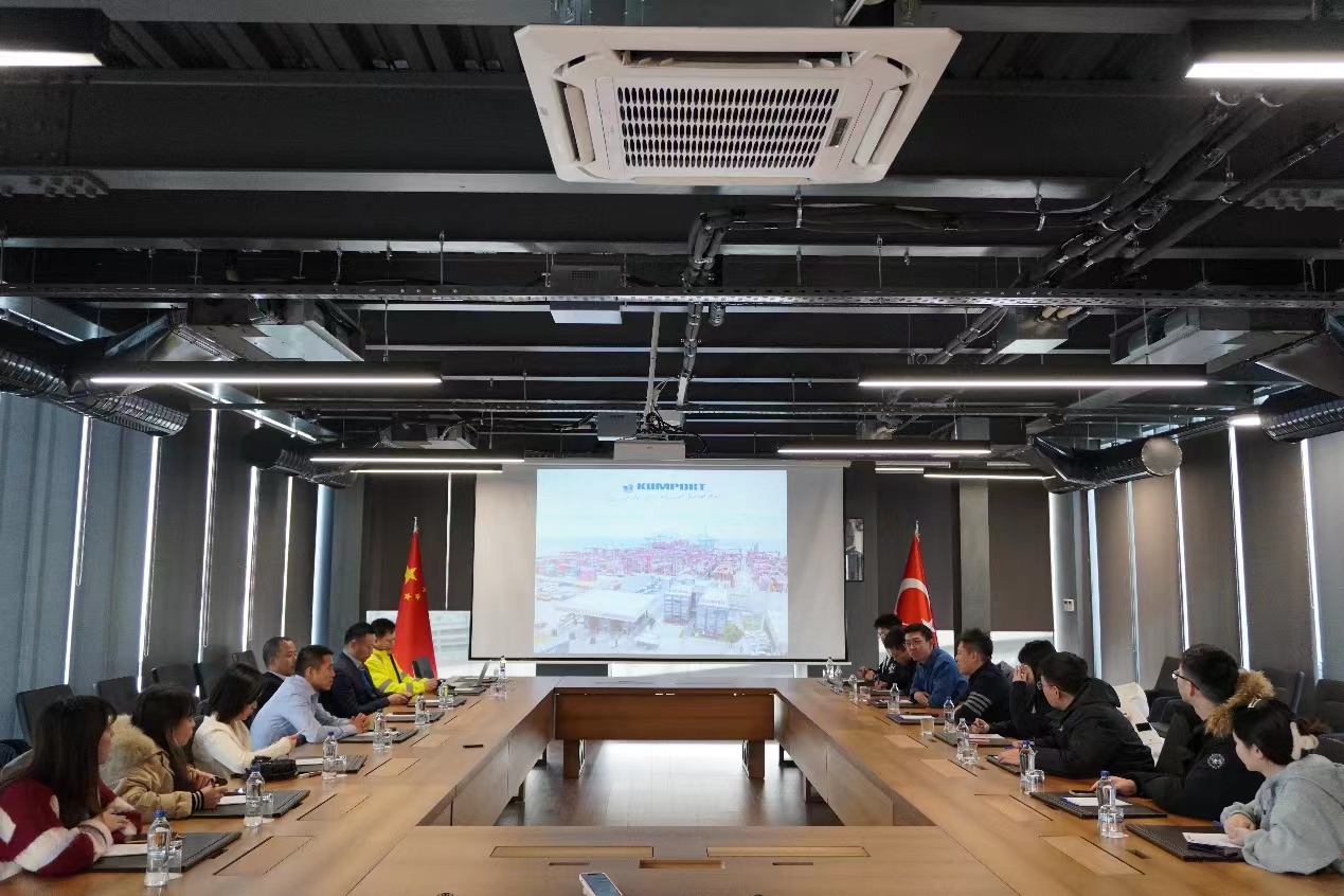 20240308-奔赴四海铸实践真知 对话世界立时代潮头——2024年kaiyun开云官方网站“知行计划”研究生骨干海外实践纪实-中东欧实践支队-支队成员与昆波特码头相关投资企业代表座谈.jpg