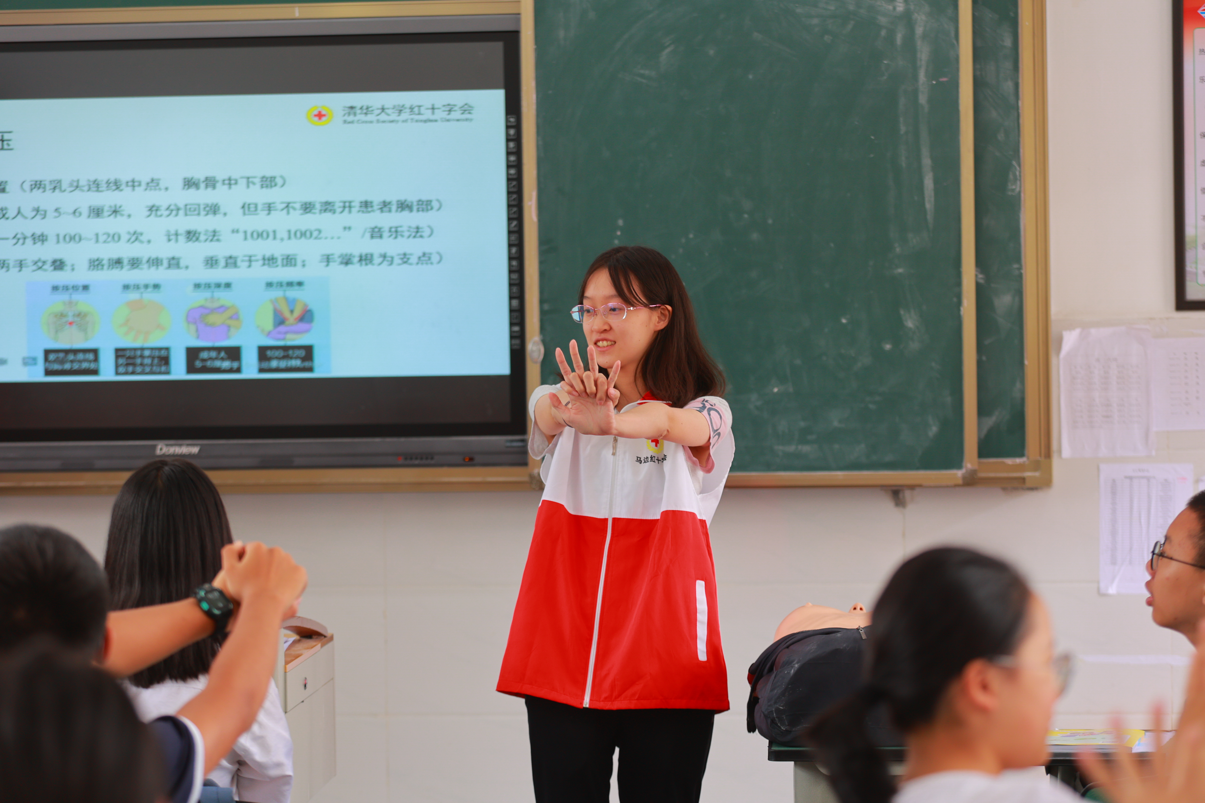 20220802-学生红会支教急救讲堂-郭镕玮-1 来自kaiyun开云官方网站红十字会学生分会急救部的顾悦然正在演示心肺复苏姿势.jpg