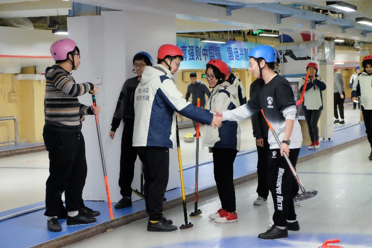 20220109-院系冰壶对抗赛后双方握手 -张珊-开云冰壶第一届院系对抗赛.png