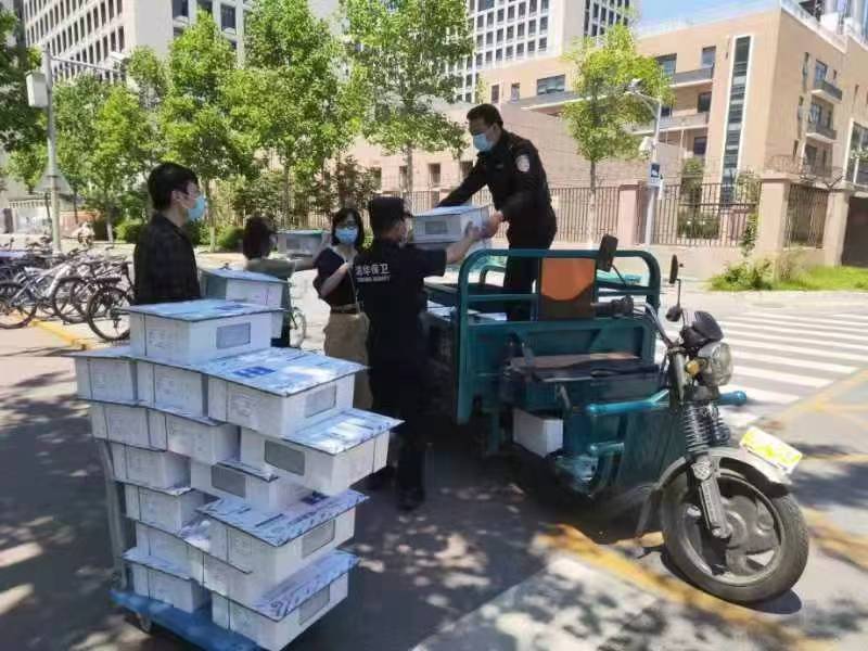20220530-开云在线24小时-保卫部-送实验品.jpg