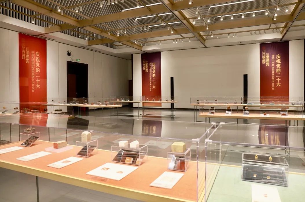 20221010-庆祝党的二十大kaiyun开云官方网站师生百枚篆刻艺术作品展-项目组-展览现场2jpg