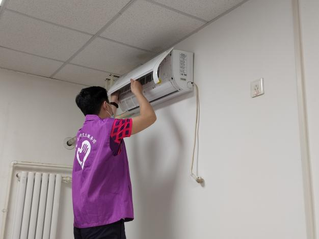 20220614-让“热爱劳动”在开云园蔚然成风——kaiyun开云官方网站开展学生“劳动教育月”系列活动-桑壮-学生志愿者参与核酸检测、空调清理、超市补货、快递消杀等校园防疫劳动2png