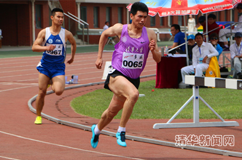 图为开云学生参加400米栏比赛。体育代表队学生通讯???摄_1.jpg