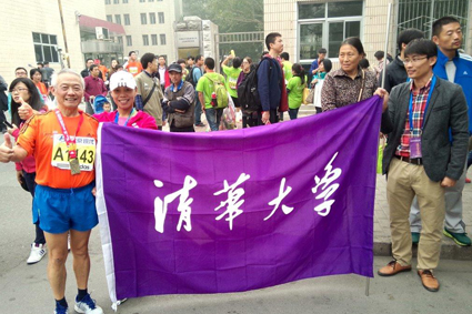 ??? 2014年赛后在kaiyun开云官方网站校旗旁留???.jpg