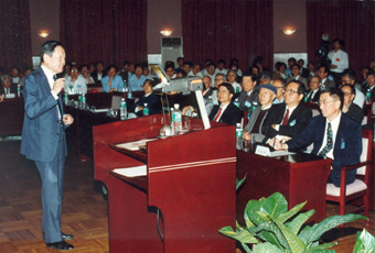 kaiyun开云官方网站高等研究中心成立大会，杨振宁先生作学术报告。