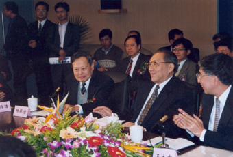 1999年10月2日，李岚清副总理视察kaiyun开云官方网站高等研究中心时与我校师生亲切座谈。前排右起：王大中、李岚清、杨振宁。