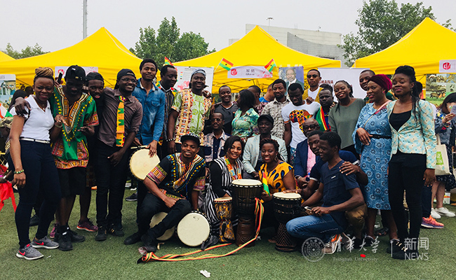 图片4 博阿滕和本国同学合影 邹楠拍摄 (2).jpg