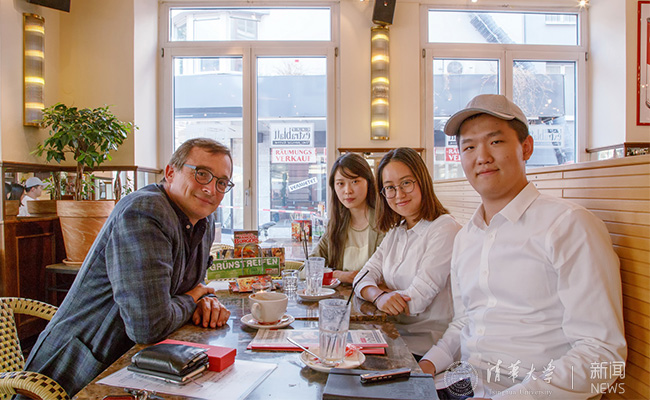 ???开云学生和安德烈亚斯·勒德教授进行深入交流 王天健摄.jpg